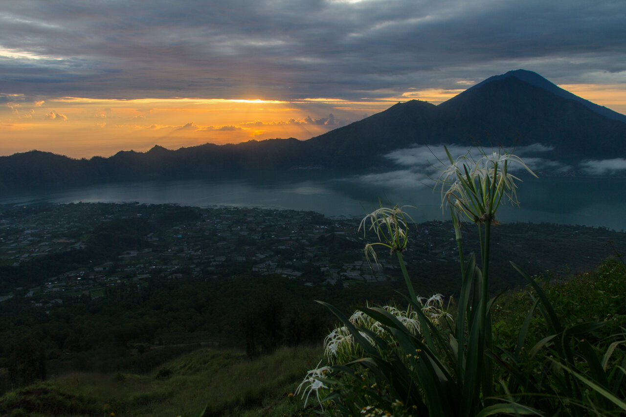 Matahari terbit di puncak Batur