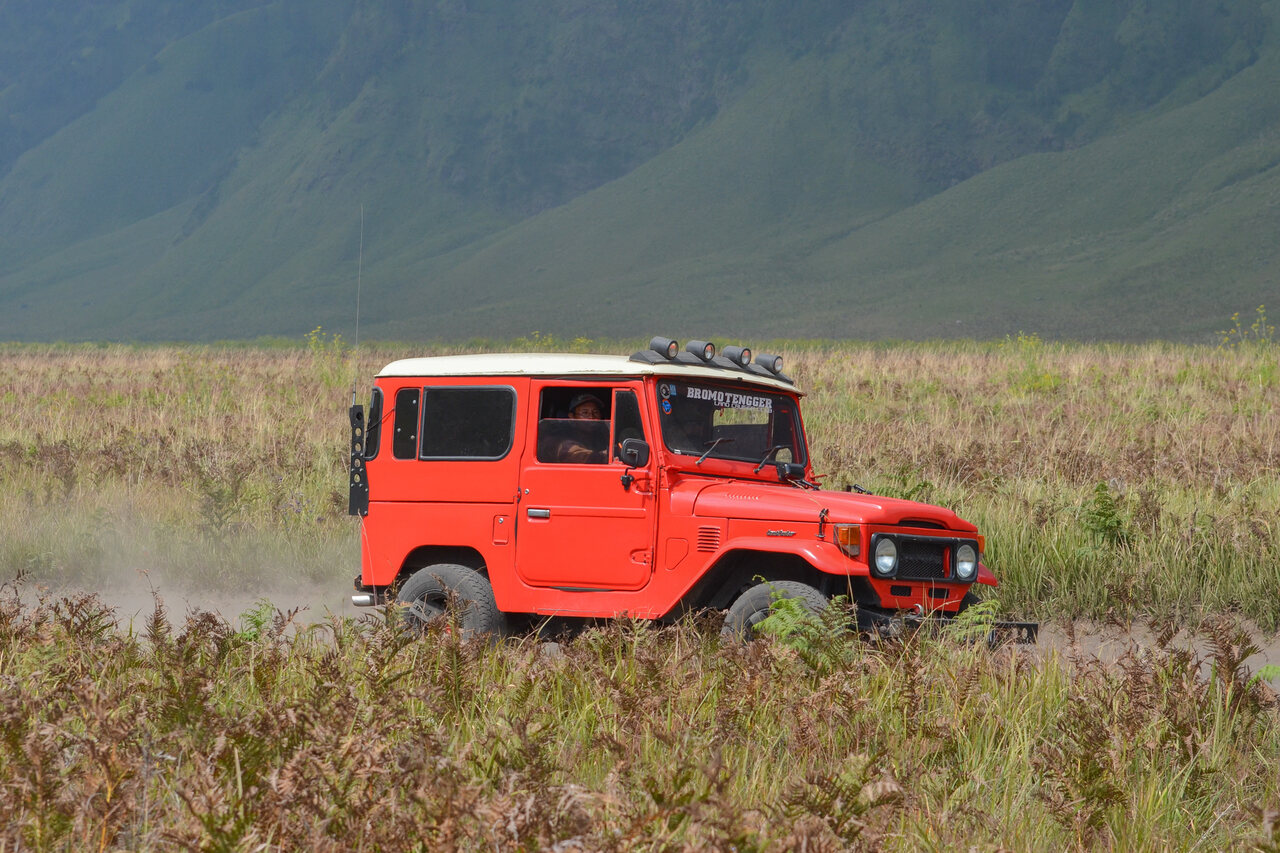 Jeep hardtop 4WD yang membawa Anda (ilustrasi)
